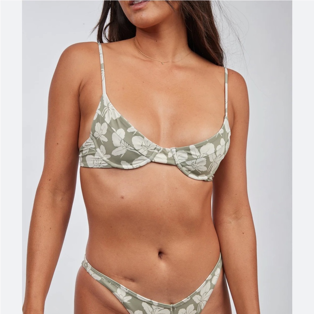 Looking to TRADE my size M butterfly ginger shea top!